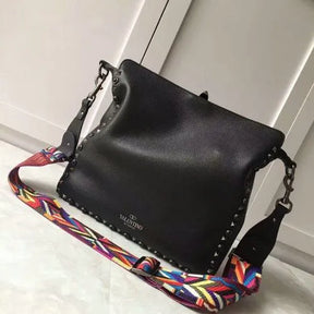 BOLSA VALENTINO GUITAR ROCKSTUD ROLLING HOBO ALL BLACK