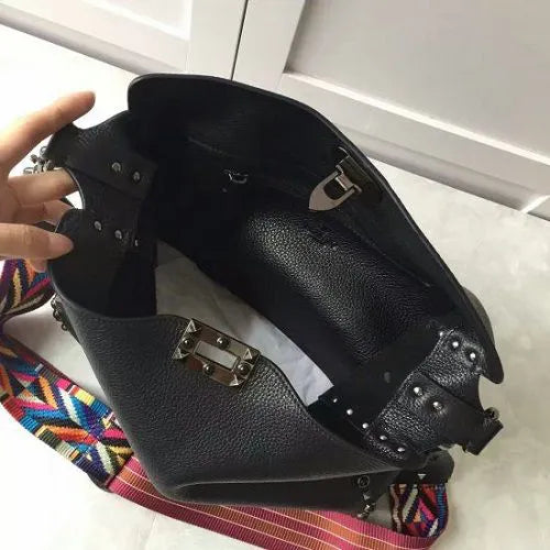 BOLSA VALENTINO GUITAR ROCKSTUD ROLLING HOBO ALL BLACK